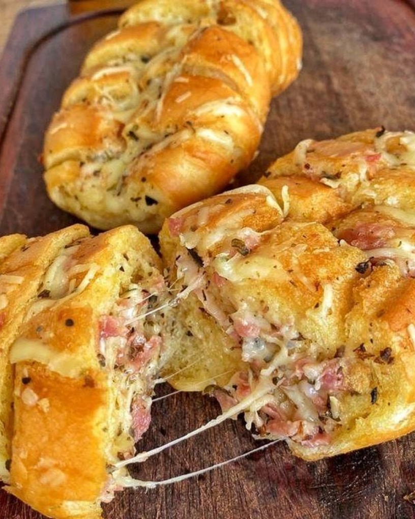 Pão de alho recheado de queijo e bacon