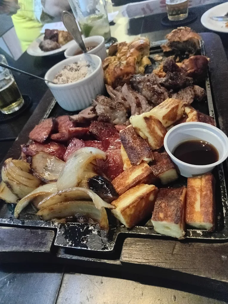 Tábua mista de carnes, linguiça e pão