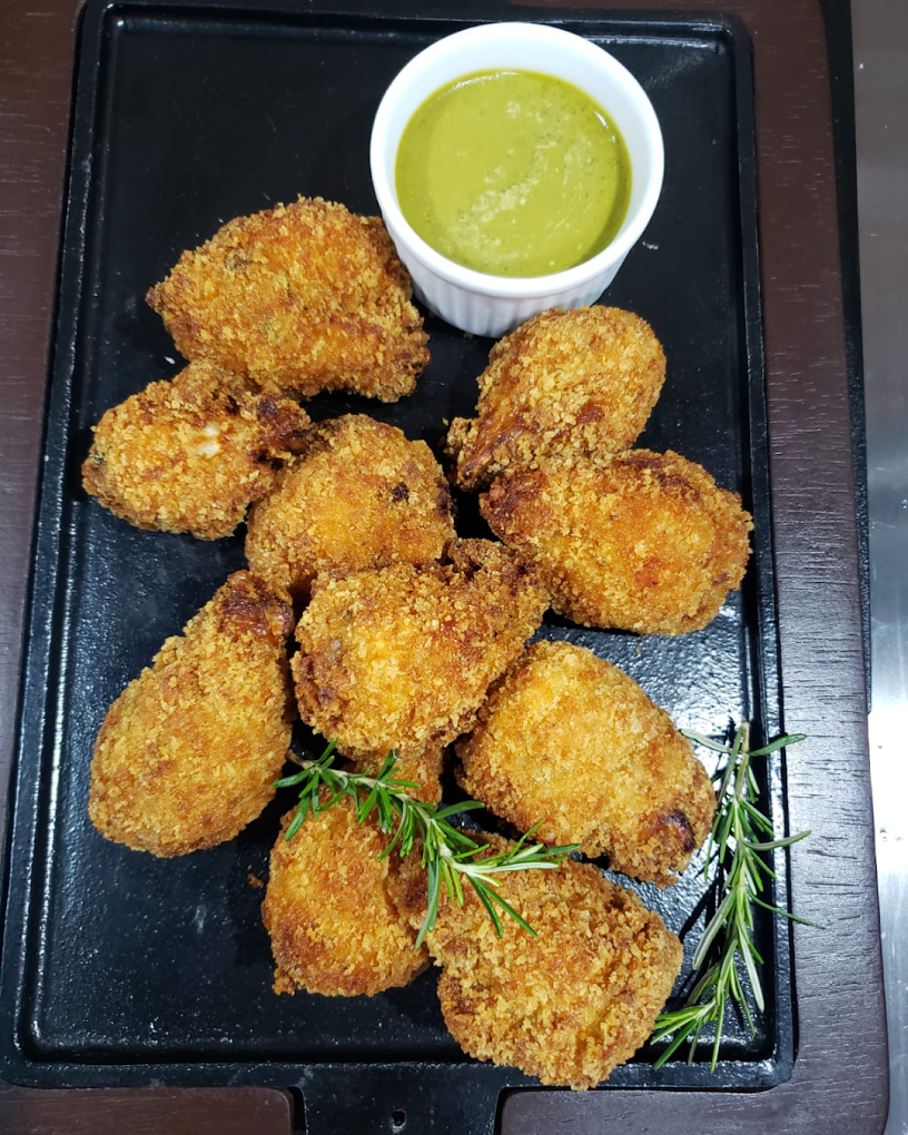 Bolinhos empanados com molho verde